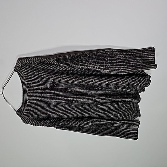 Forever 21 small black and grey sweater - Picture 3 of 6